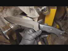 Carregar e reproduzir vídeo no visualizador da Galeria, Non Engraved TImber wolf Black Linen Micarta Handle
