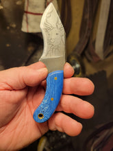 Carregar imagem no visualizador da galeria, Buck Engraved carbon steel knife Juma Gem Resin Handle
